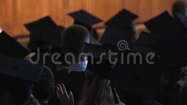 参加毕业典礼的身穿黑色长袍戴帽子的学生，未来
